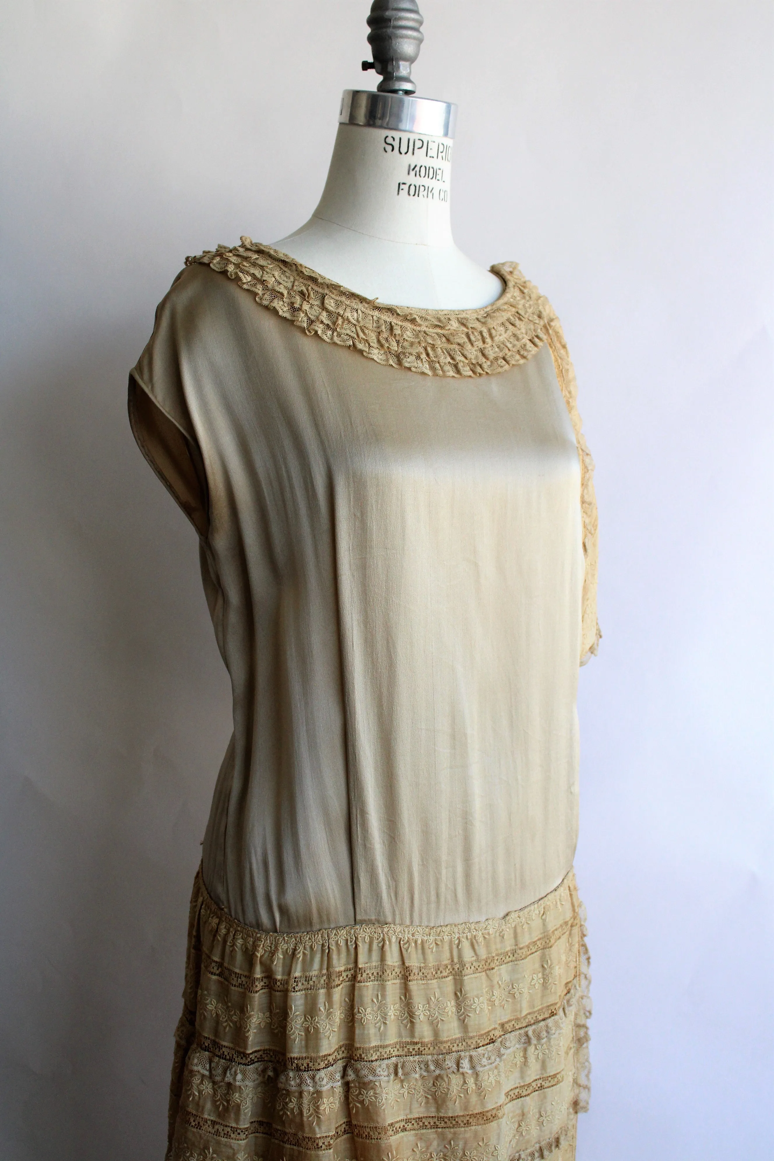 Vintage 1920s Gold Silk And Lace Flapper Dress With Drop Waist In Large Size