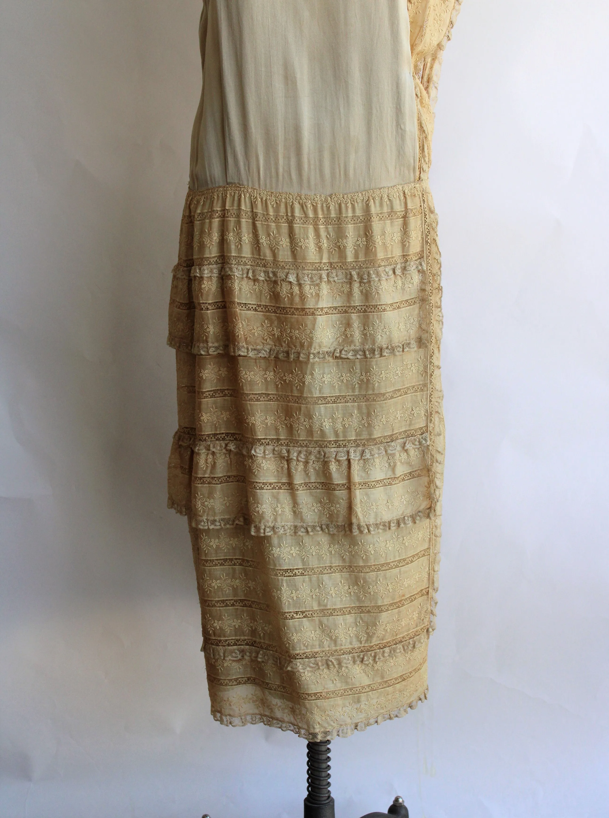 Vintage 1920s Gold Silk And Lace Flapper Dress With Drop Waist In Large Size